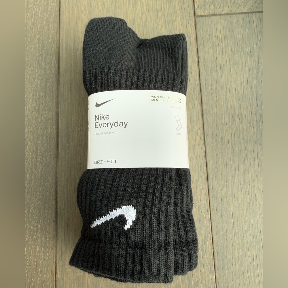 Nike Athletic Crew Socks 3 pack (Size men 8-12) color (black)